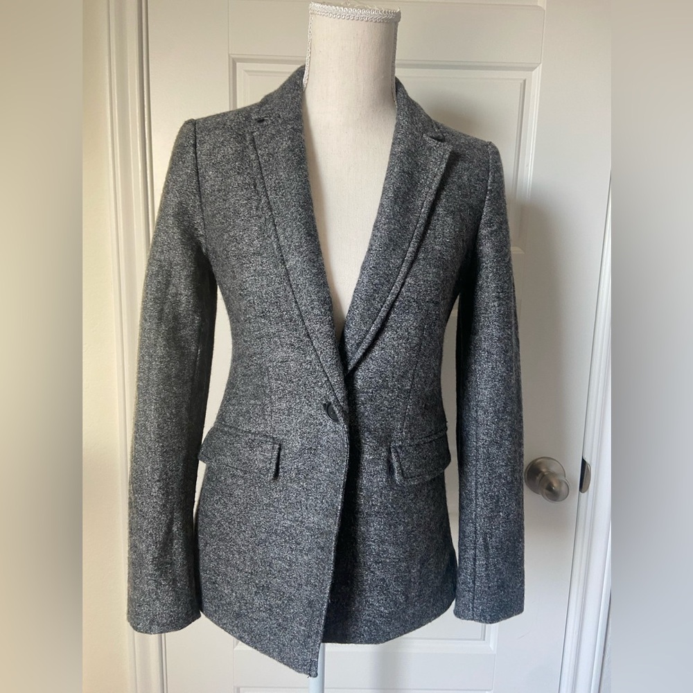 LOFT Women's Gray Blazer Wool Blend  Used in Excellent Conditions Size 0P.
